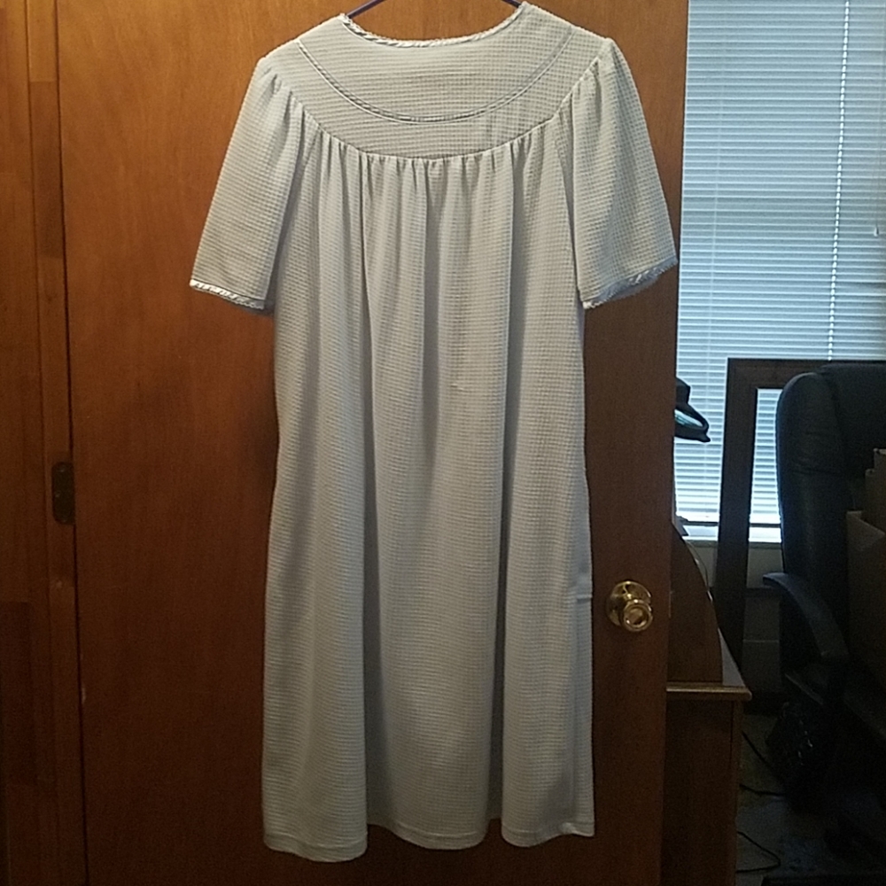 Housecoat/Robe - Picture 2 of 5